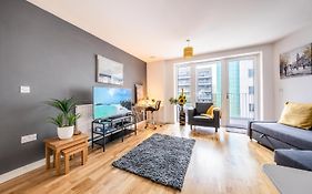 2Bed 2Bath Near Windsor